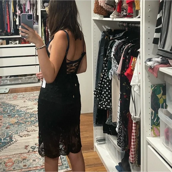 Elegant Black Lace Dress - Picture 3 of 3